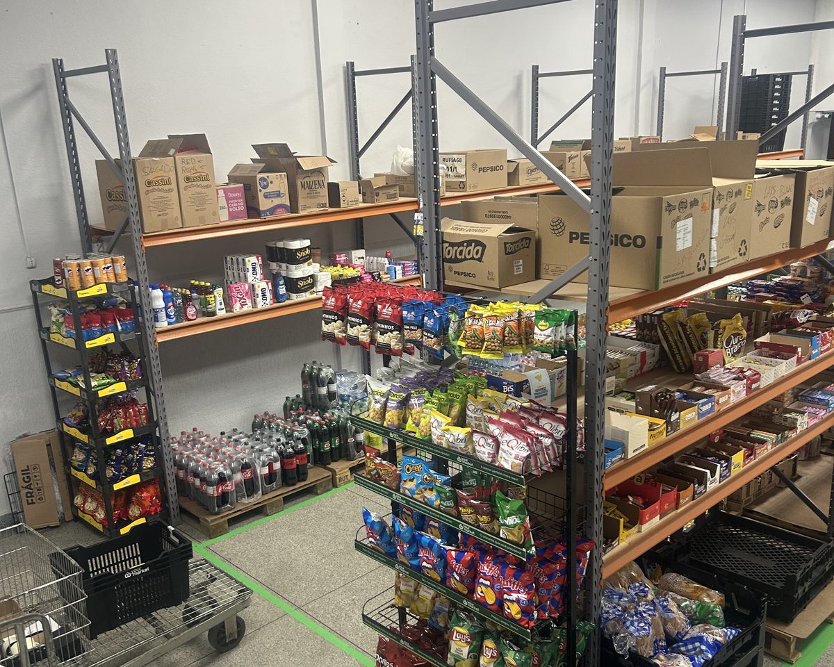 Centro de distribuição da Your Market com estantes de produtos