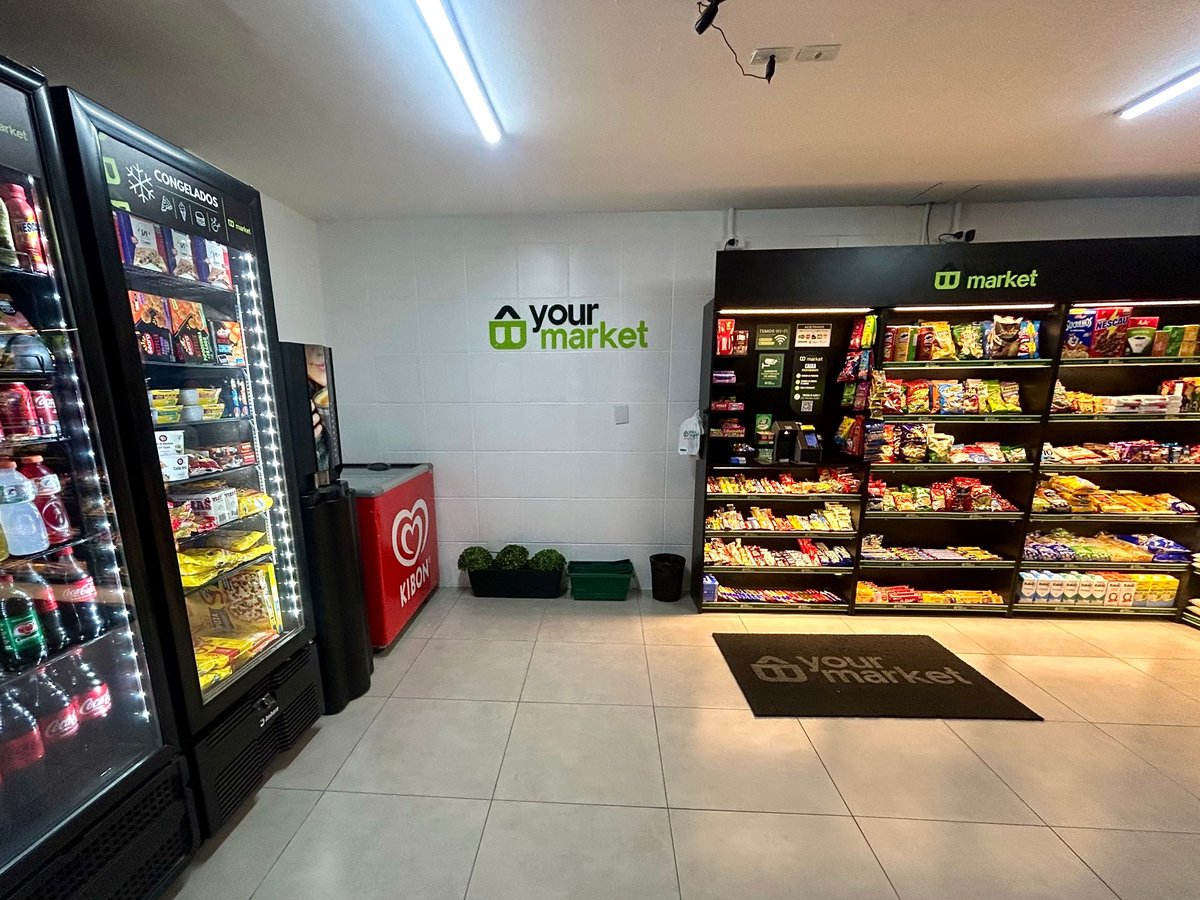 Loja Your Market instalada: geladeiras, freezer, máquina de café, logo na parede e gôndolas abastecidas