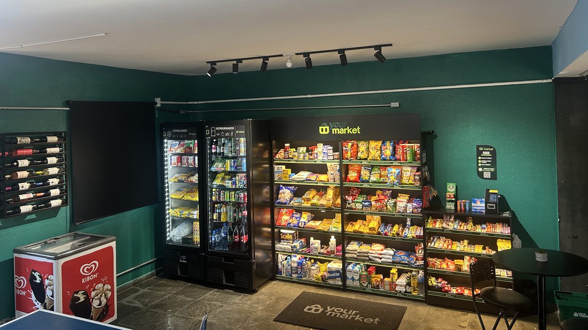 Mercado Your Market instalado em condomínio, com geladeiras, gôndolas abastecidas e freezer de sorvetes