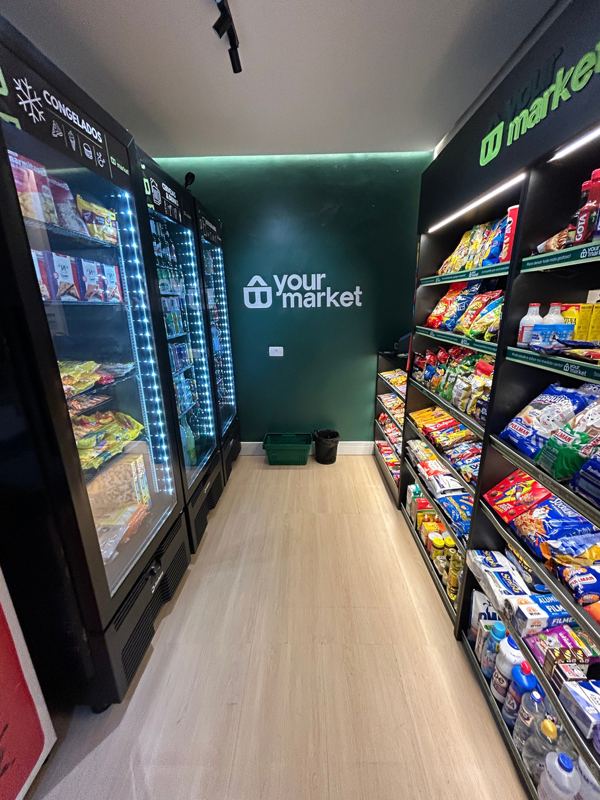 Corredor de loja Your Market com geladeiras